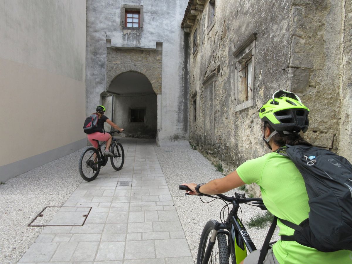 entering Kriz hill top medieval vilage..