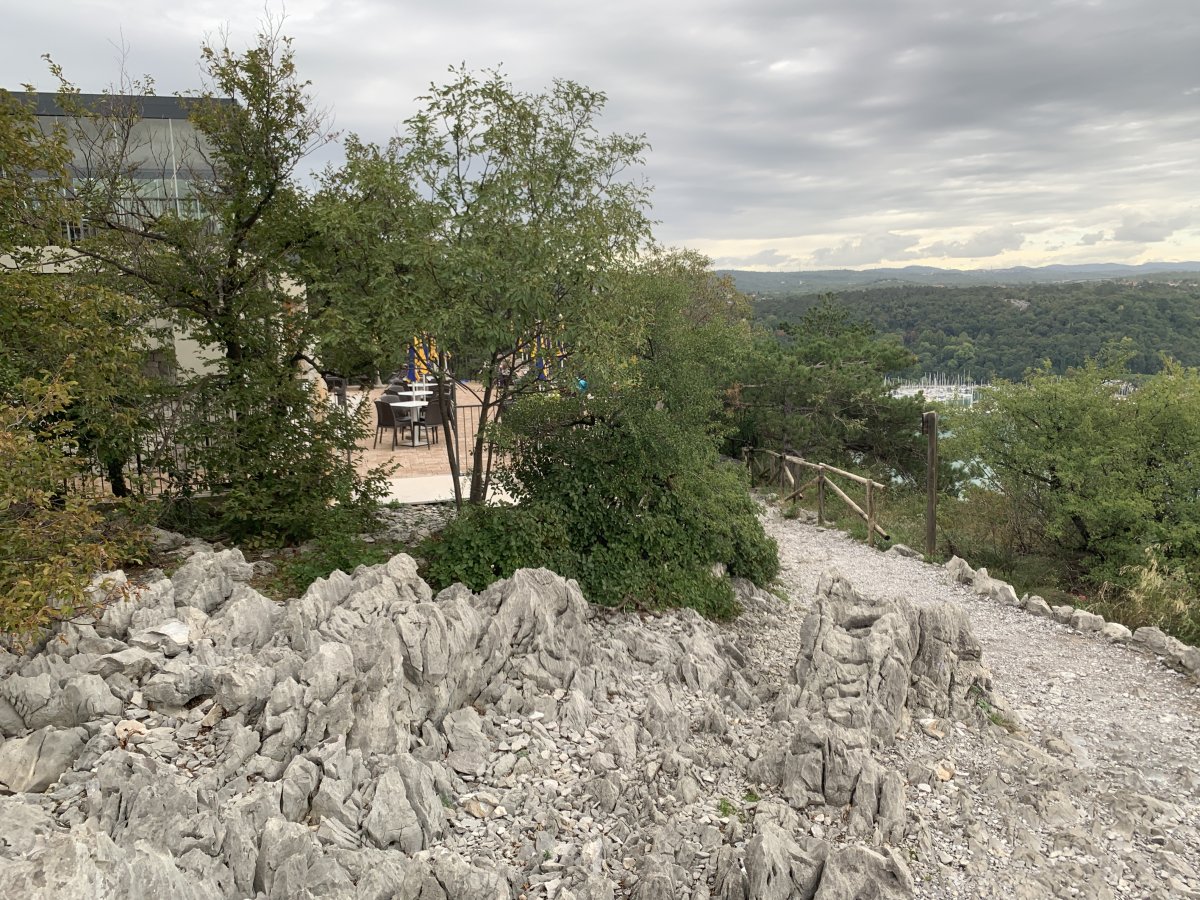 Perfect spot for a cafe stop just before you leave the main cliff path.. Perfect spot for a cafe stop just before you leave the main cliff path..