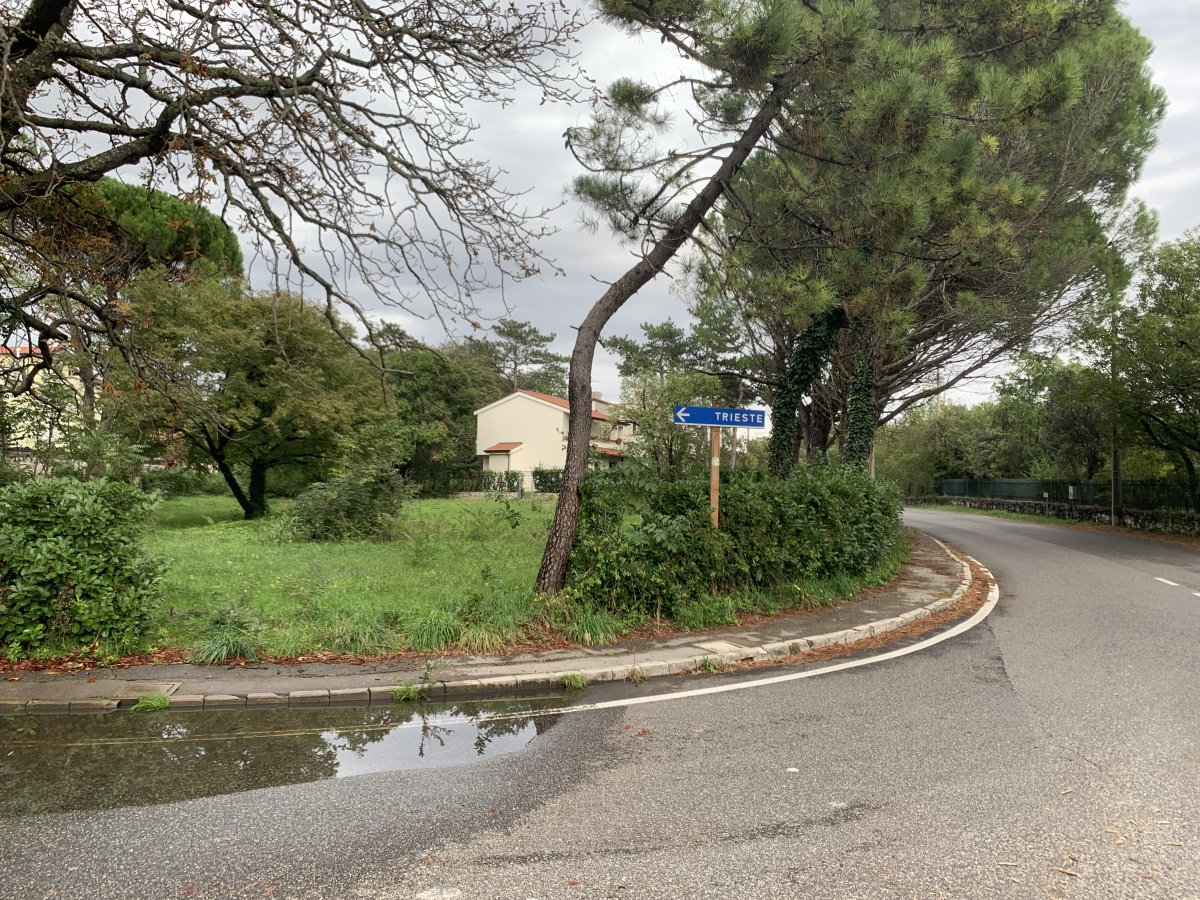 This is a KEY POINT, go LEFT here into Sistiana town centre, if you follow the road here it is steep and no pavement.. This is a KEY POINT, go LEFT here into Sistiana town centre, if you follow the road here it is steep and no pavement..