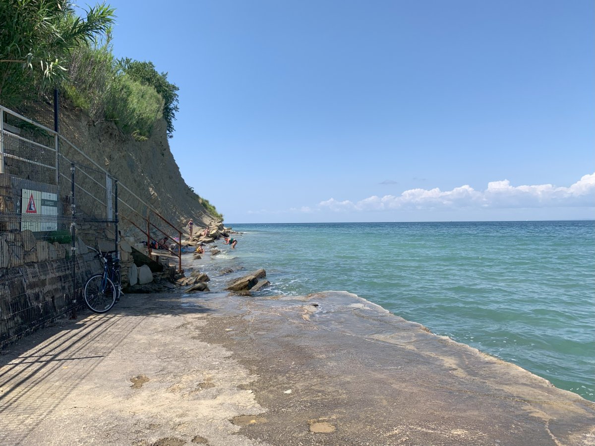 This is the end of the road for Izola, Strunjan, Moon Bay and Piran are on the other side of these cliffs.. This is the end of the road for Izola, Strunjan, Moon Bay and Piran are on the other side of these cliffs..