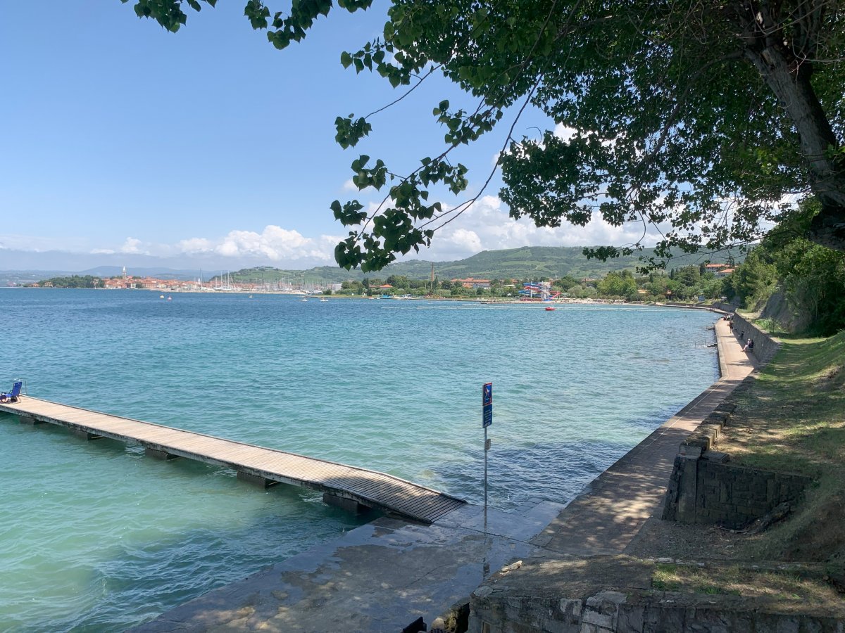 This 2km stretch of Slovenian coast to Izola is like a huge secret.. This 2km stretch of Slovenian coast to Izola is like a huge secret..