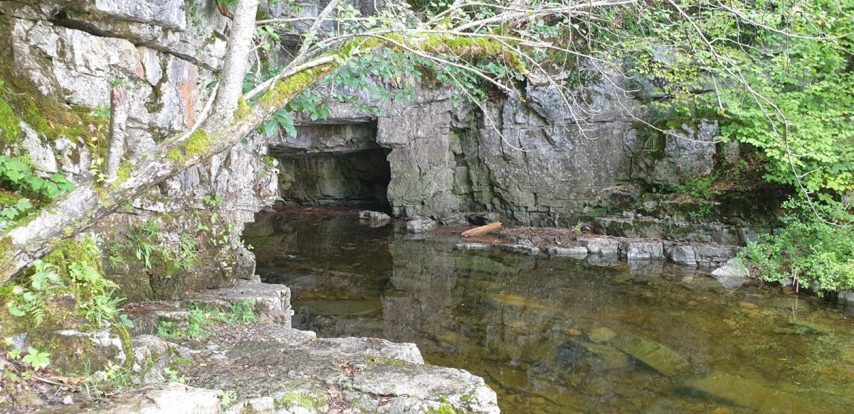 follow the sign down here from the main track and you can discover one of the taps for the lake..