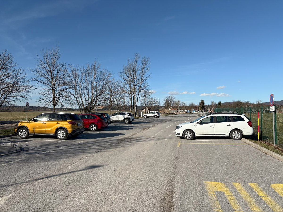 Long generous car park, space is not a problem at the biggest disappearing lake in Europe..