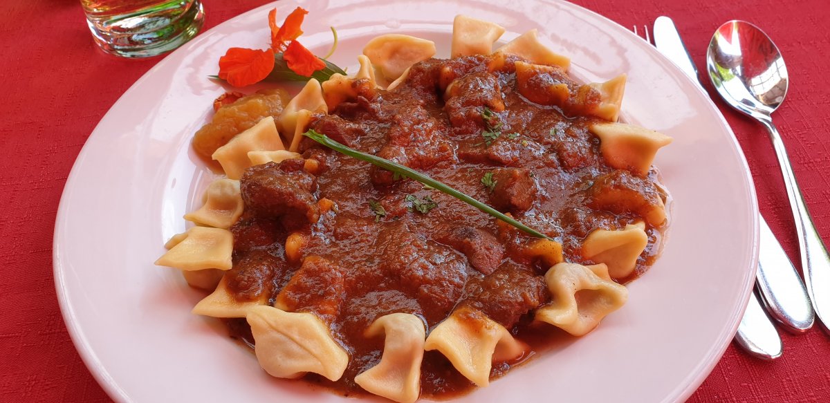 You can usually choose to have ZILIKROF with a gulasch, mushroom or cheese sauce.. You can usually choose to have ZILIKROF with a gulasch, mushroom or cheese sauce..