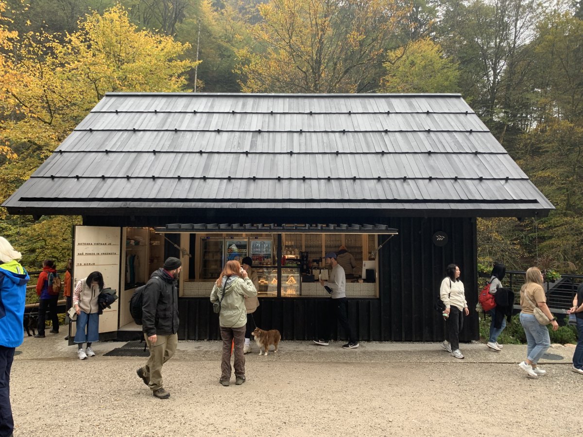 A little cafe and shop at the visitor centre, you canot access the gorge until your time on your ticket.. A little cafe and shop at the visitor centre, you canot access the gorge until your time on your ticket..