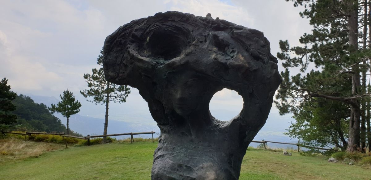 there are other places along this vast cliff where you can admire the view of the valley and maybe see a paraglider floating past! there are other places along this vast cliff where you can admire the view of the valley and maybe see a paraglider floating past!