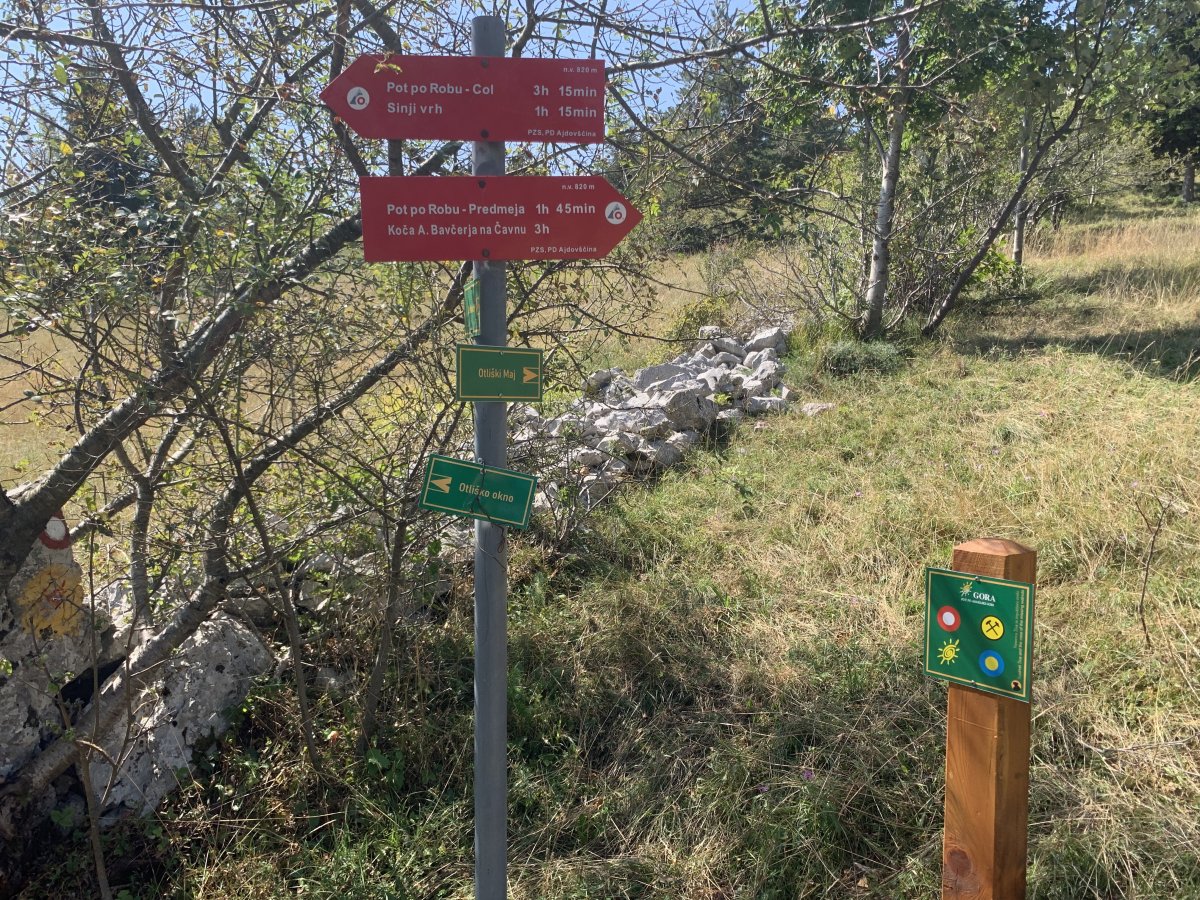 Follow the green sign here to the Okno.. Follow the green sign here to the Okno..
