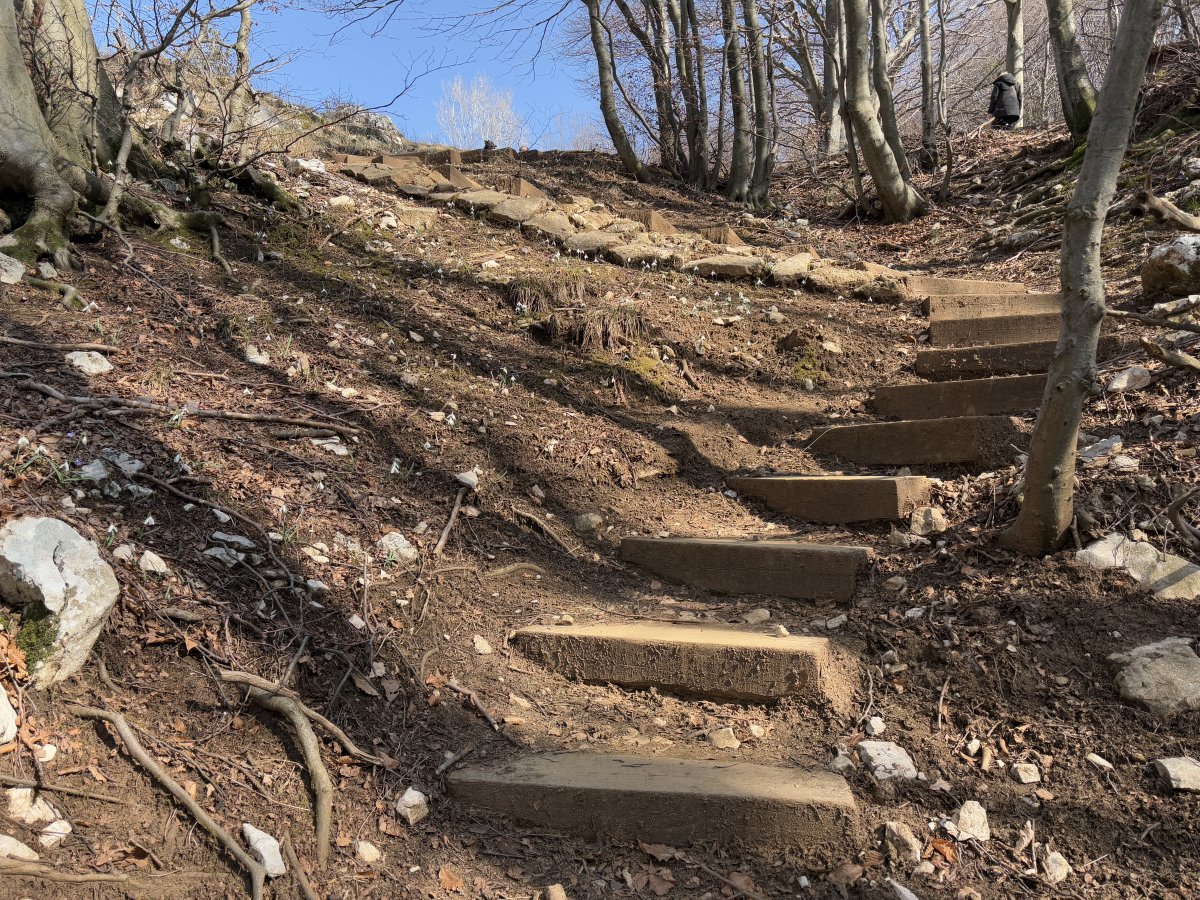 Really good wooden steps lead down to the Okno Window.. Really good wooden steps lead down to the Okno Window..