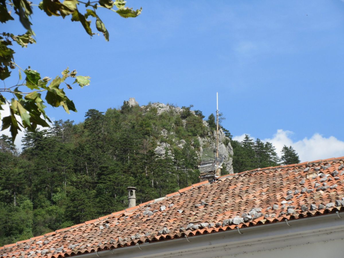 yep, that's what's left of yet another Slovenian castle in a fantastic location.. how about hiking up there for the view?
