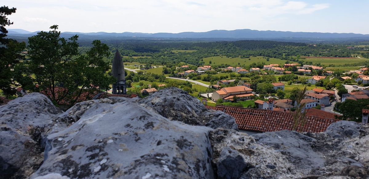 a fine view across the Karst to the first of the Italian foothills.. a fine view across the Karst to the first of the Italian foothills..