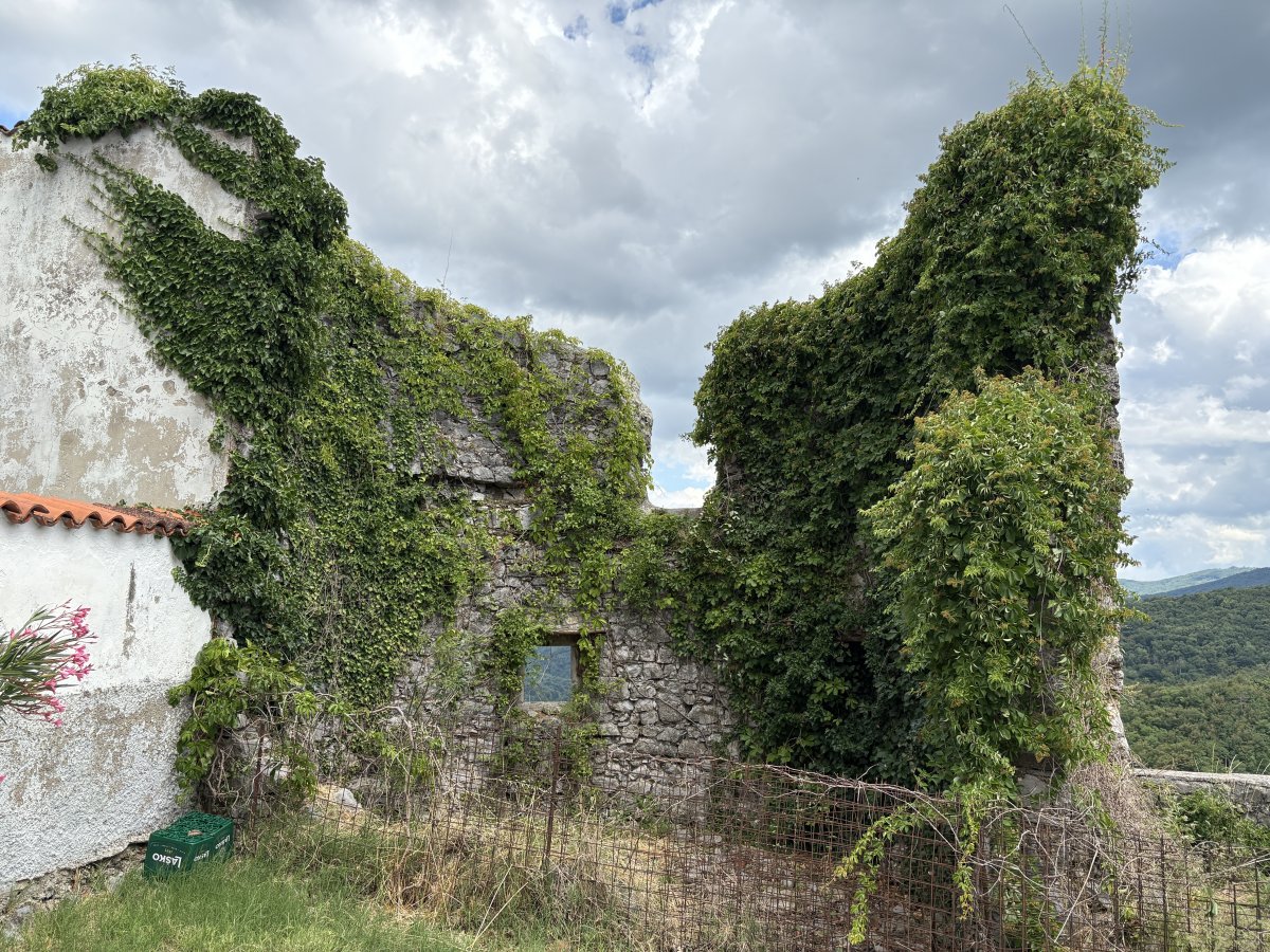 Crumbled tower with incredible views over the Red Karst.. Crumbled tower with incredible views over the Red Karst..