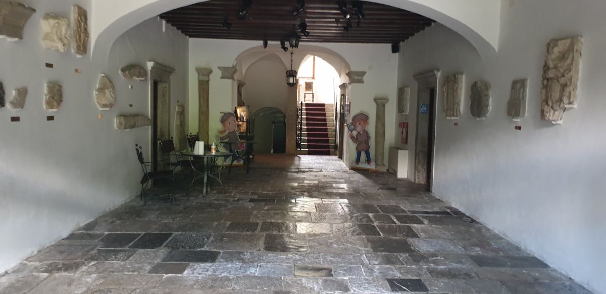 the grand entrance hall.. just check out those authentic stone tiles..