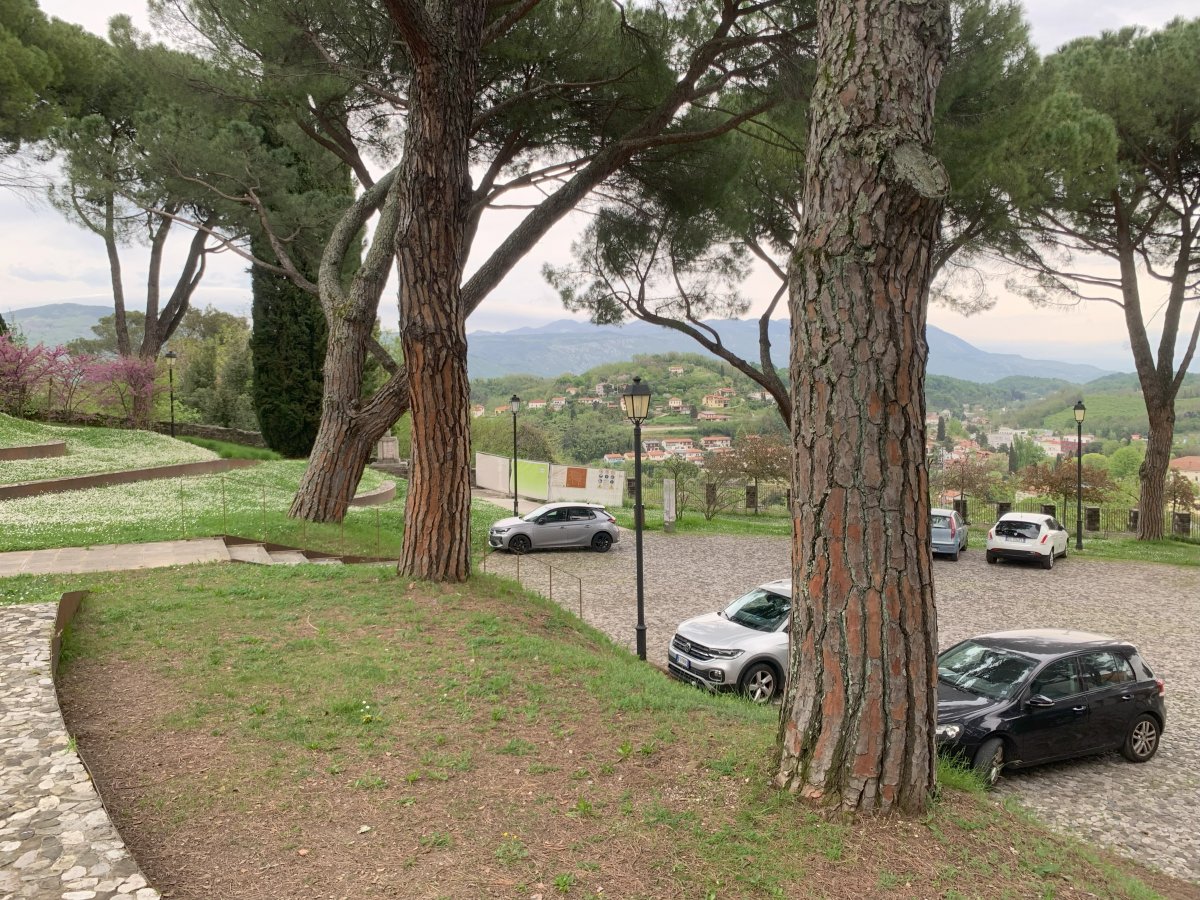 Look, you can clearly see the Slovenian new Gorica across from the Castello car park now in Italy.. Look, you can clearly see the Slovenian new Gorica across from the Castello car park now in Italy..