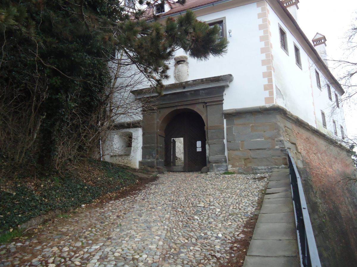 this way in to visit the castle complex.. this way in to visit the castle complex..