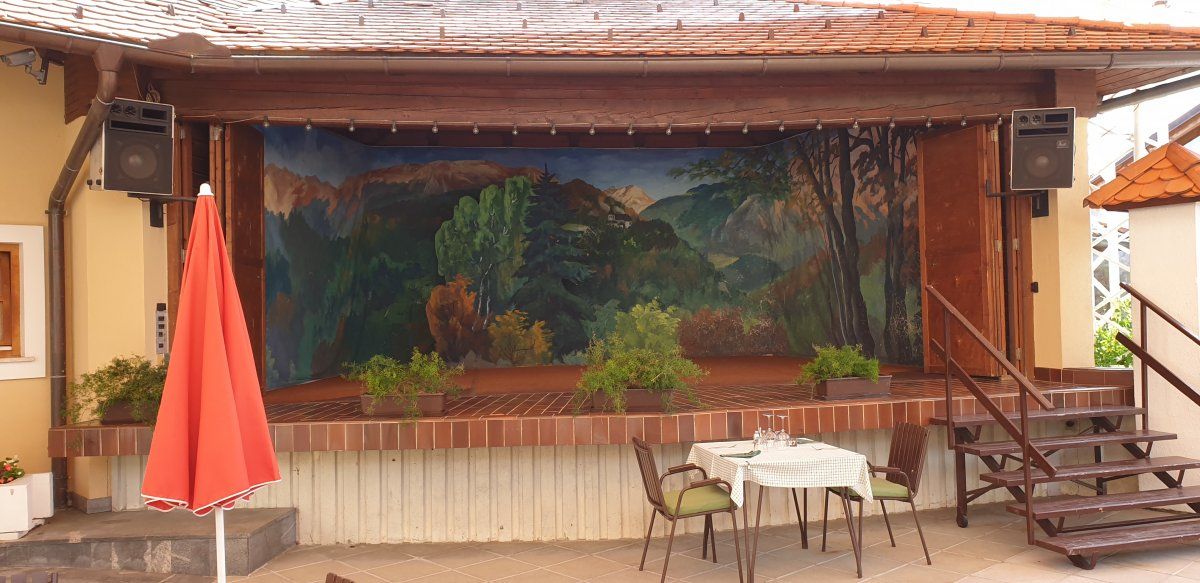 the main music stage for the Avsenik band.. the main music stage for the Avsenik band..