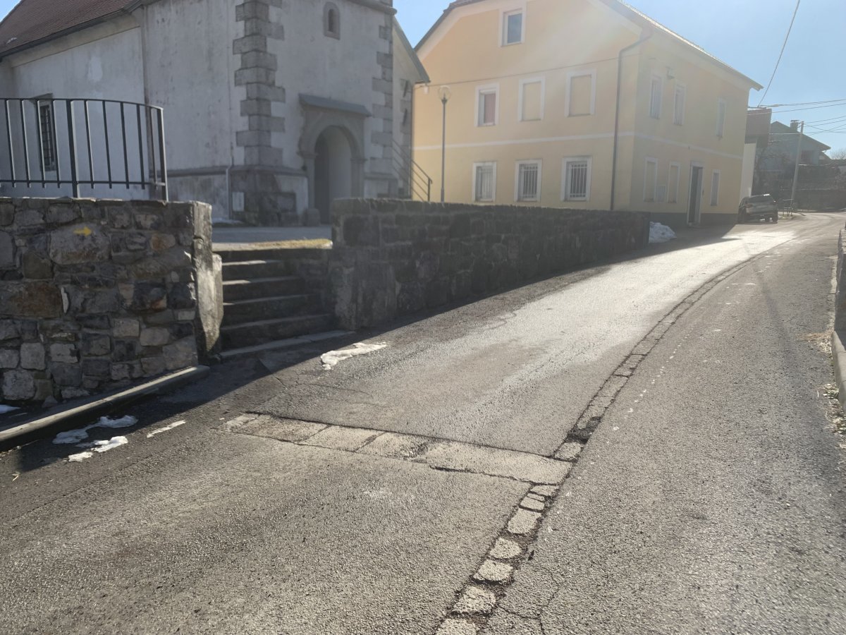 another crucial turn marked on the wall by the church in Veliko Ubeljsko..