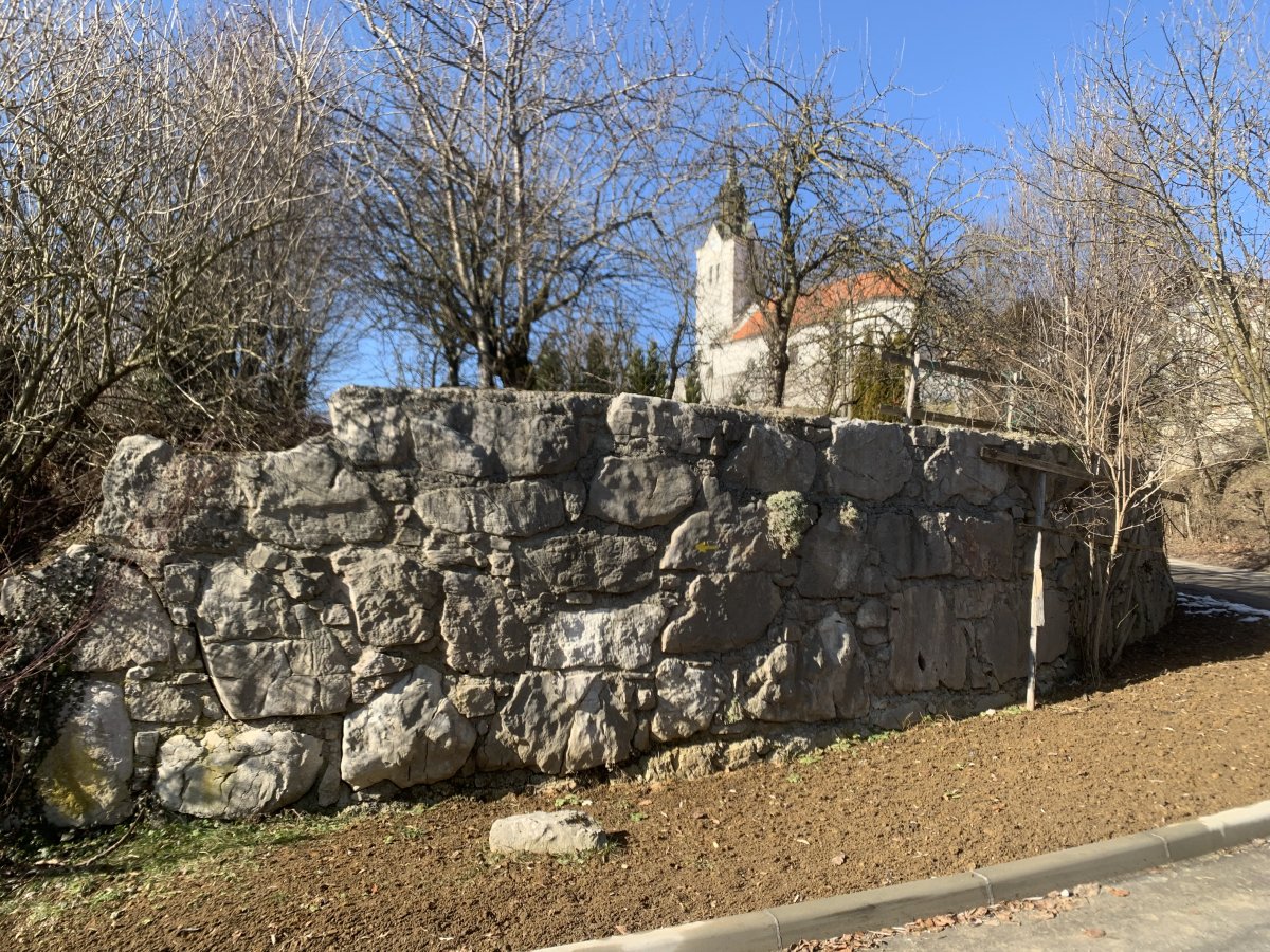 can you see the little yellow arrow on the wall marking the way, with St Michael church above..