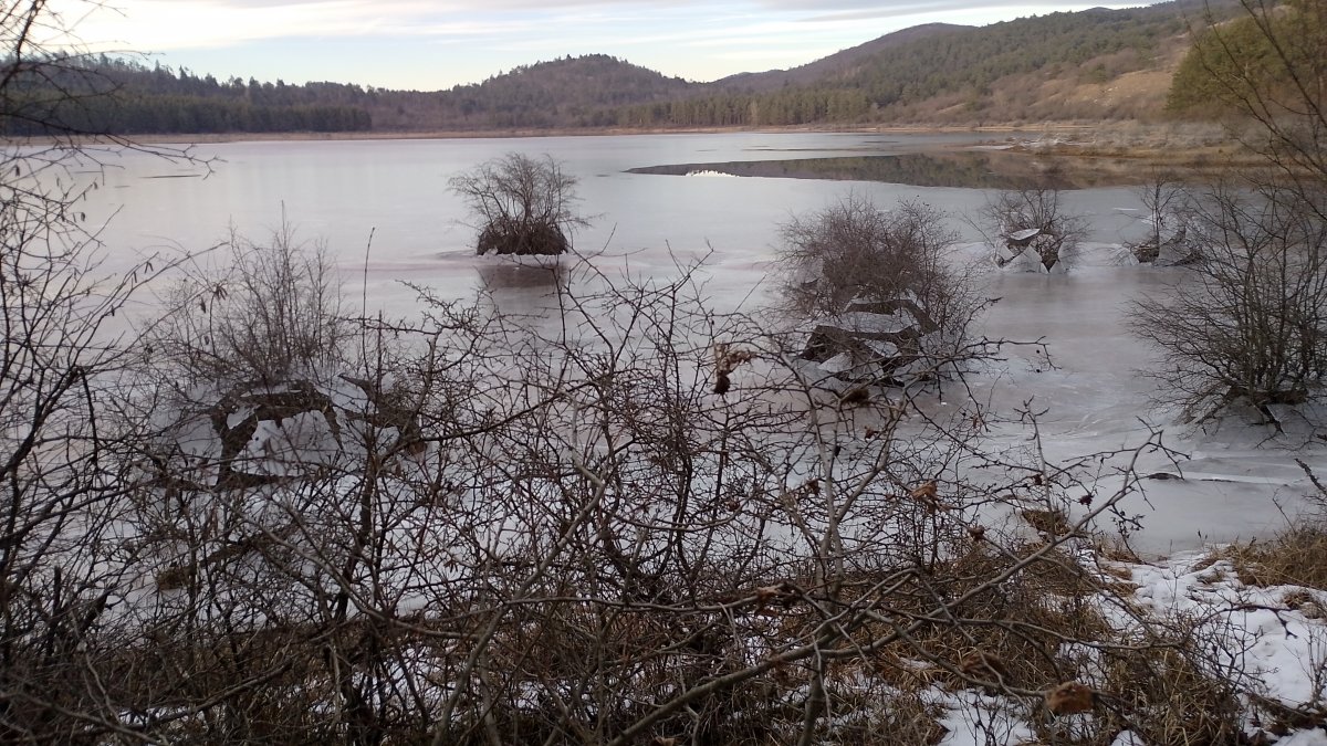 If any photo would convince you to come explore a Disappearing Lake, we think this would be the one.. If any photo would convince you to come explore a Disappearing Lake, we think this would be the one..
