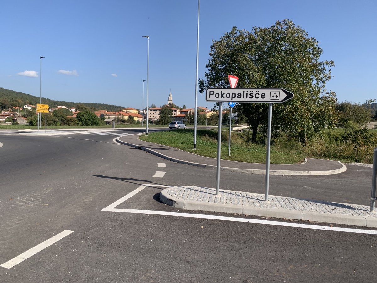 park here at the little cemetary, on the edge of LOKEV, Lipica end..