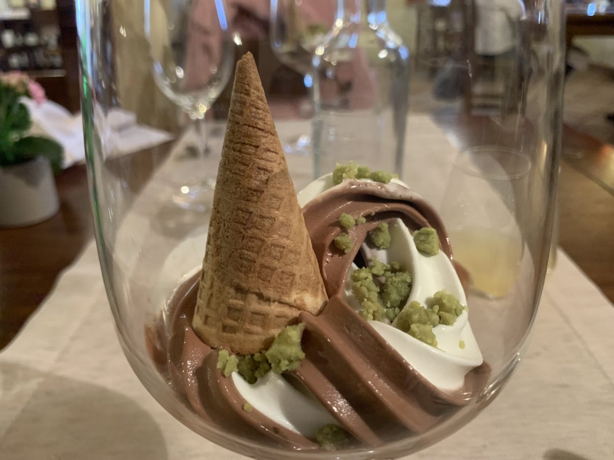 I will have one of these desserts please.. I will have one of these desserts please..