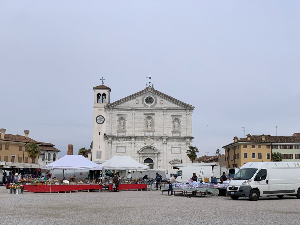 This is a VERY untypical Venetian church WITHOUT the pointy triangle spire and low enouch not to be seen from outside the big walls.. This is a VERY untypical Venetian church WITHOUT the pointy triangle spire and low enouch not to be seen from outside the big walls..