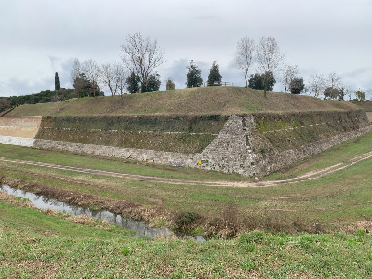 This is a really huge defensive block, here is one corner of the main defensive wall.. you can walk on the track way down below around the entire city.. This is a really huge defensive block, here is one corner of the main defensive wall.. you can walk on the track way down below around the entire city..