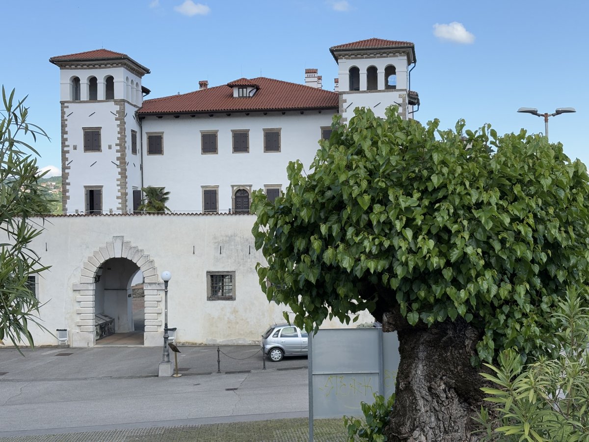 Brda.. Dobrovo castello is a picture perfect Green Slovenian castle, rebuilt as a Renaissence masterpiece.. and now it also has a restaurant.. Brda.. Dobrovo castello is a picture perfect Green Slovenian castle, rebuilt as a Renaissence masterpiece.. and now it also has a restaurant..