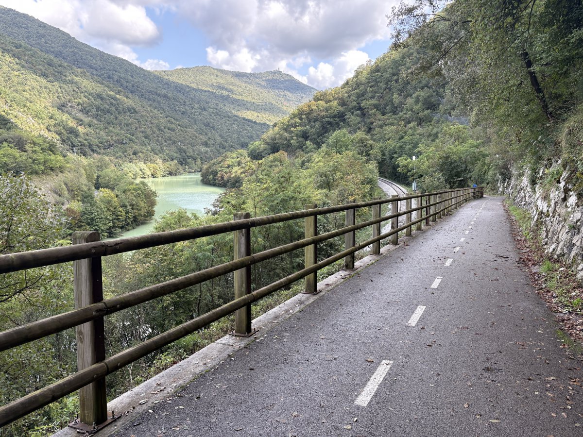Stunning view of the river, the train line and the new Bike path, wow, what a bike route..