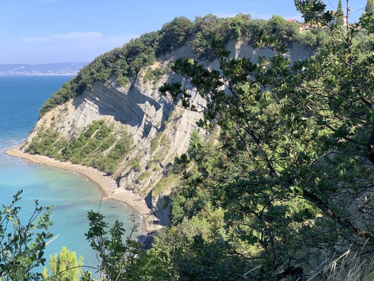 Moon Bay comes into view from the cliff top path.. Moon Bay comes into view from the cliff top path..