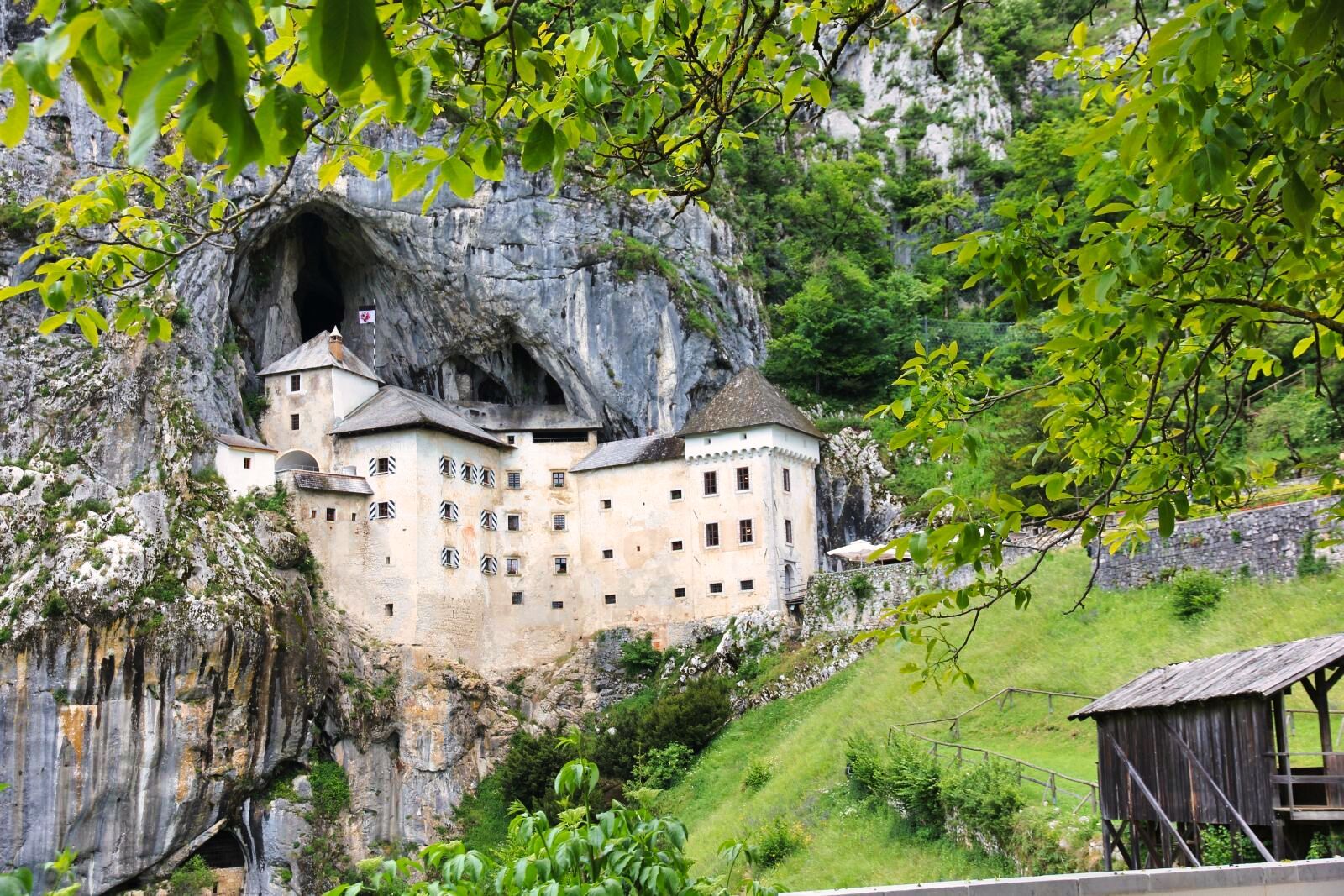 03 - predjama_castle